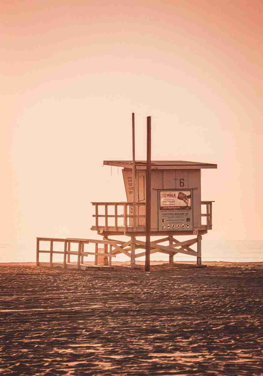 Vakttorn på stranden i Solnedgång Poster