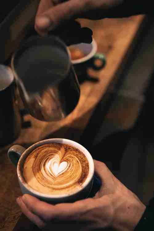 Konst i Kaffekoppen: Ett Hjärtas Värme