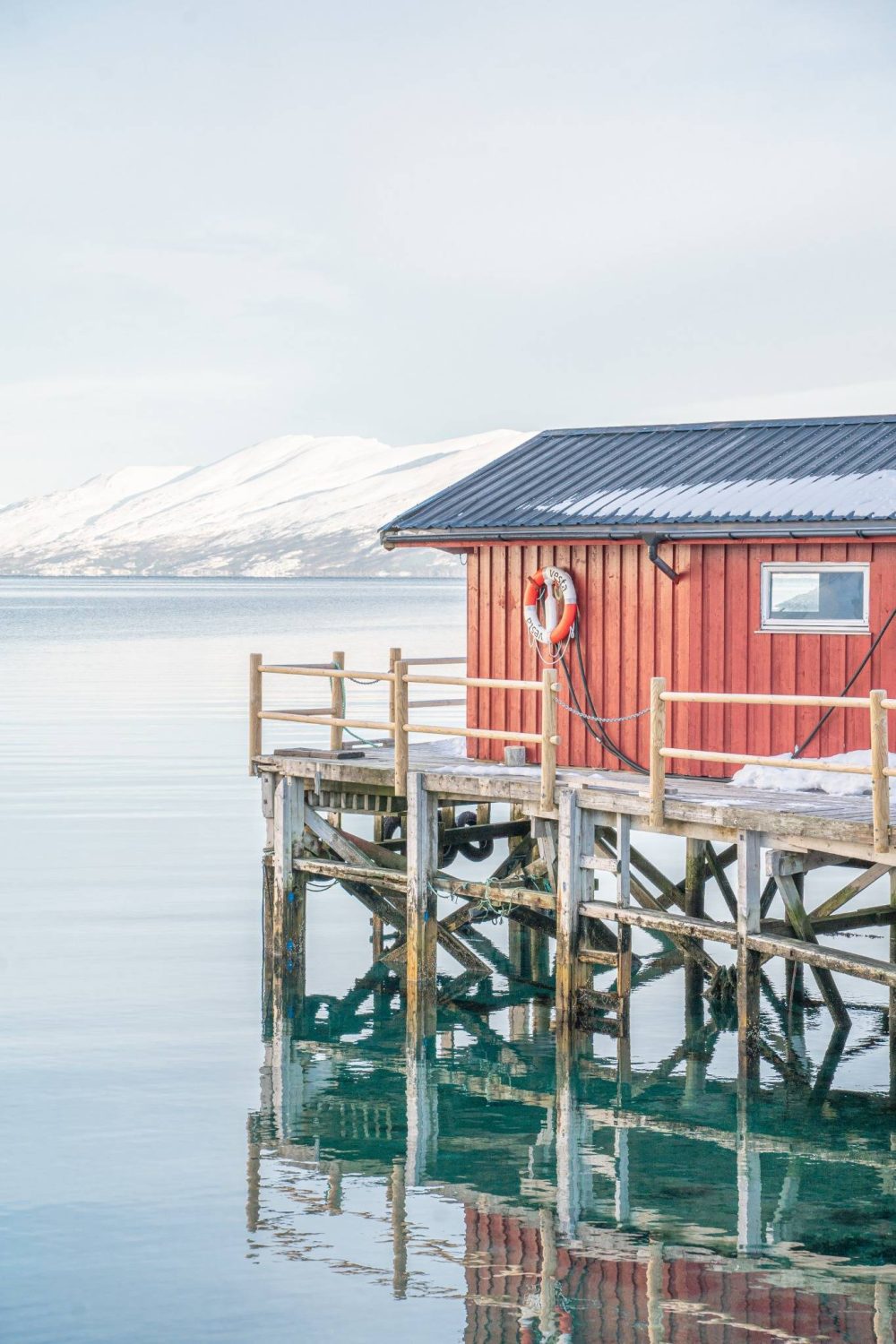 Röd Stuga vid Fjorden Poster