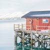 Röd Stuga vid Fjorden Poster