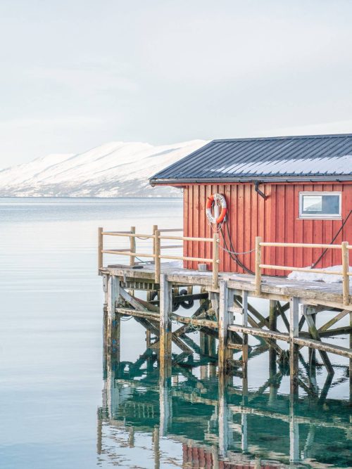 Röd Stuga vid Fjorden Poster